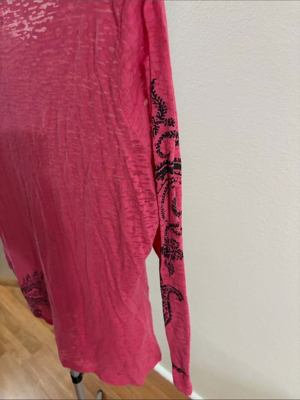 Roper Pink Long-Sleeve V-Neck Top with Black Paisley Print - Picture 4 of 5
